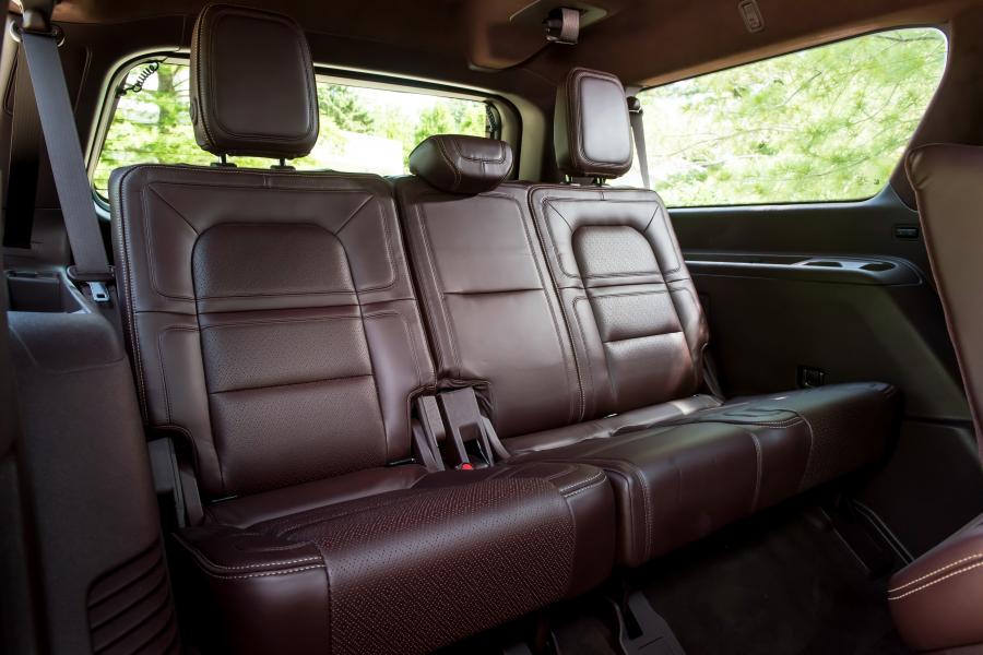 Интерьер Lincoln Navigator L Black Label 2017 года  (фото 17 из 27)